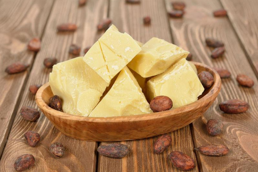 How does the characteristics of cocoa butter affect food processing technology at different temperatures?